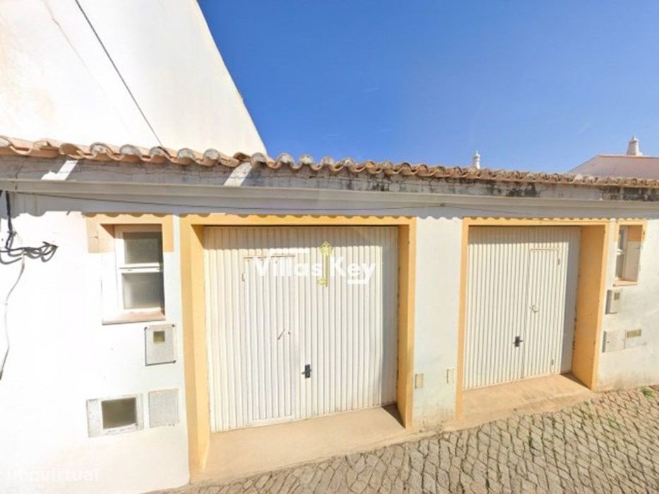 Prédio com 2 garagens e 2 casas de banho em Bensafrim Lagos.