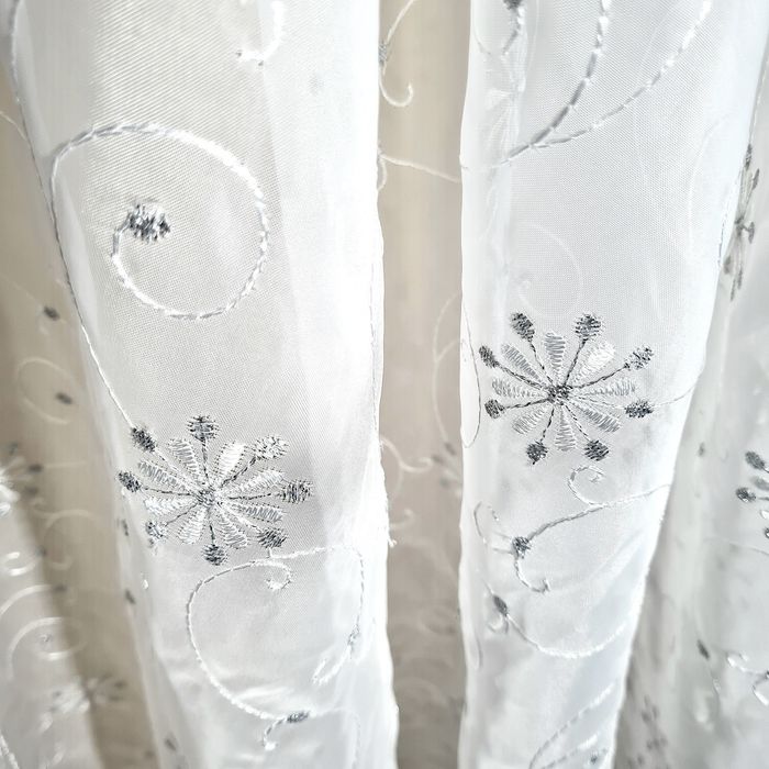 Firana woal haftowany kwiaty biało- srebrne