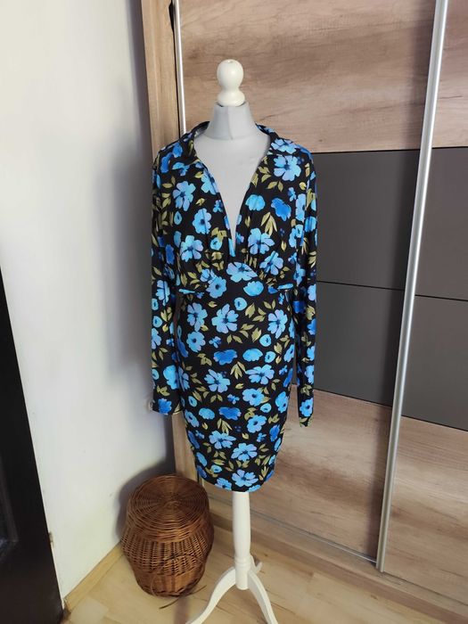 Kwiecista sukienka z dekoltem r.46