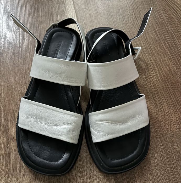 Босоніжки жіночі