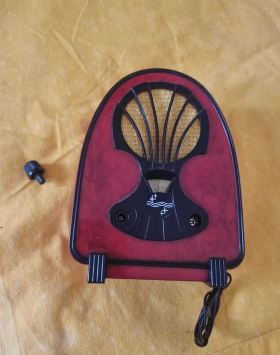 Rádio de Pilhas estilo Antigo a trabalhar