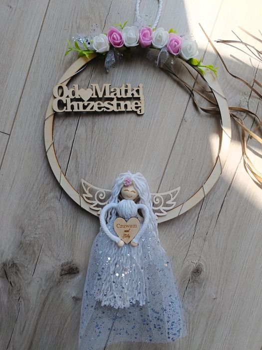 Aniołek z makramy wiszący komunia święta chrzest