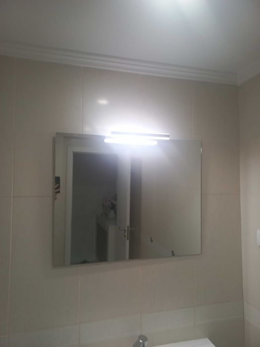 Espelho de casa de banho com iluminação LED