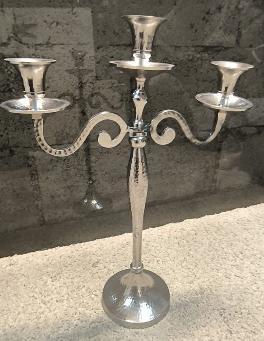 Belíssimo castiçal três lumes em metal, medidas: 44/30cm