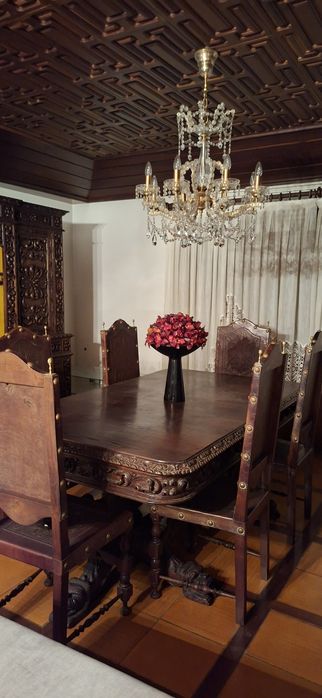 Mesa e aparador antigos