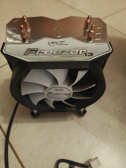Vario Material informático , gráfica rx560 4gigas 40 €  cooler freezer 13,   20€ caixa  cooler master com fonte 500w   , 60€  processador i7. 4770,30€