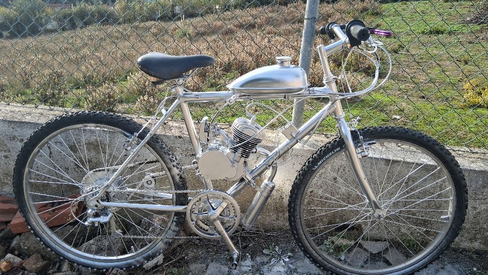 Bicicleta com roda de 26 polegadas e motor de 90cc.