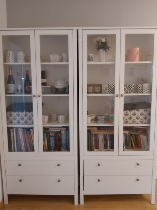 Dwie witryny białe szafy przeszklone