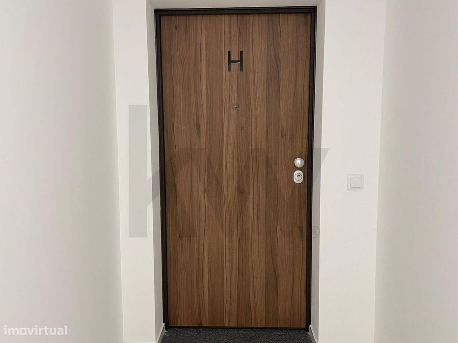 Apartamento T3 Caniço c/ jardim privativo e logradouro c/ vista mar