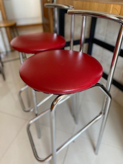 Bancos altos assentos em pele