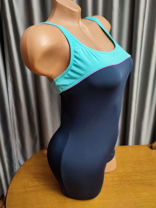 Класний водостійкий купальник