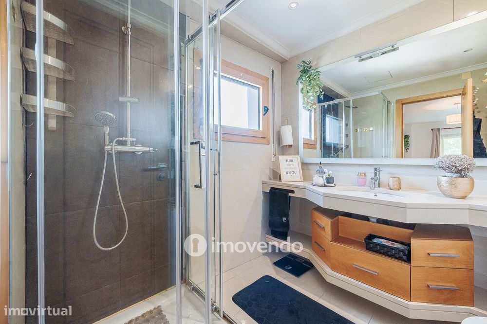 Apartamento T2 moderno, com garagem e varanda enorme, na Malvarosa