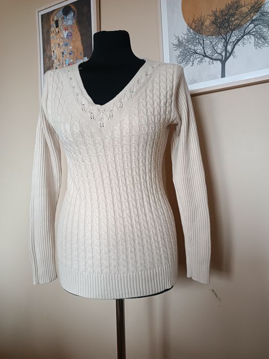 Pleciony sweter w serek 40% wełna