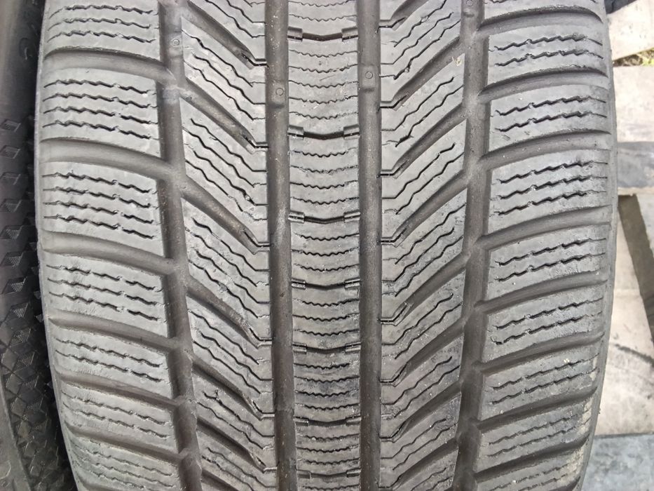 Продам шини 245/45R19
