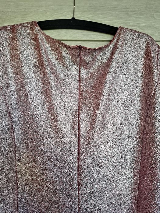 Sukienka z błyszcząca nitką