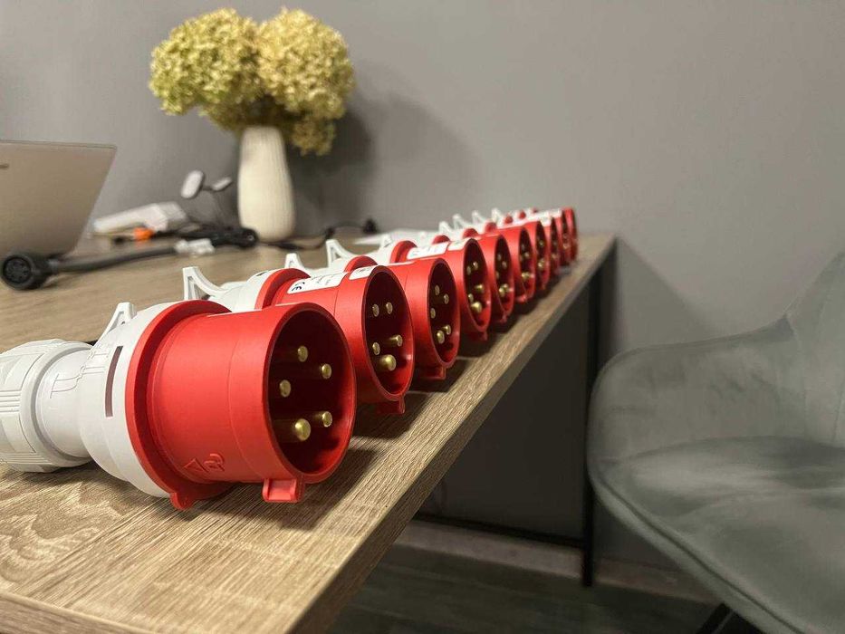 Оригінальний червоний штекер для зарядного пристрою Tesla (32А, 7 kWt)