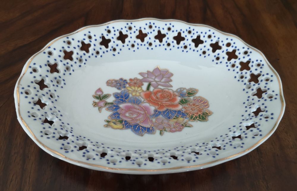 Mały ozdobny półmisek/paterka z ażurowej porcelany.