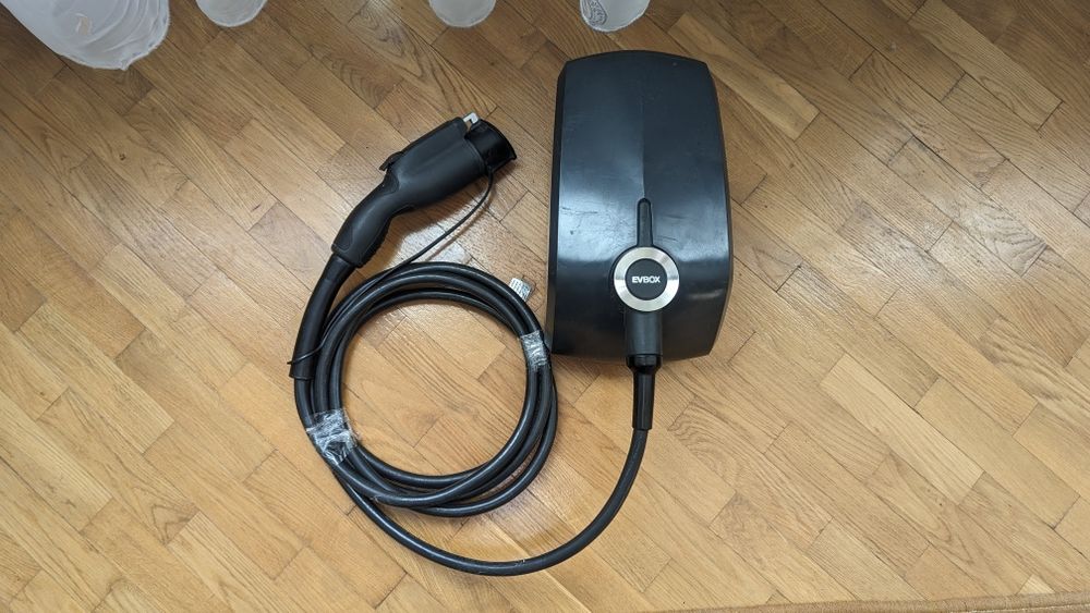 Зарядна станція  EVBOX ELVI для Tesla і інших електромобілів