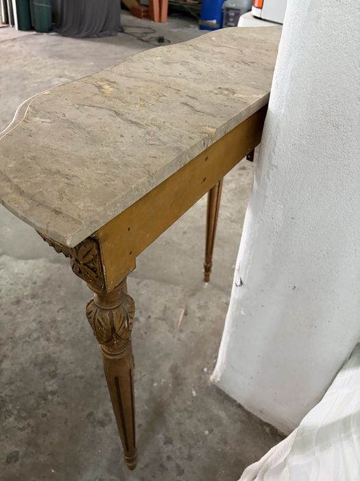 Mesa consola clássica com tampo em mármore