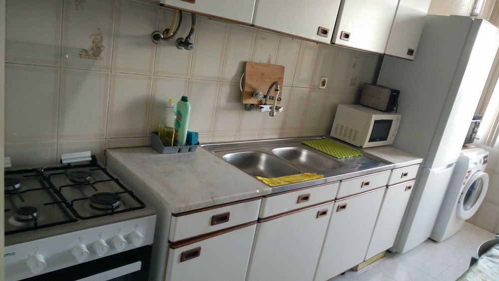 Amora, Quarto em casa Tranquila