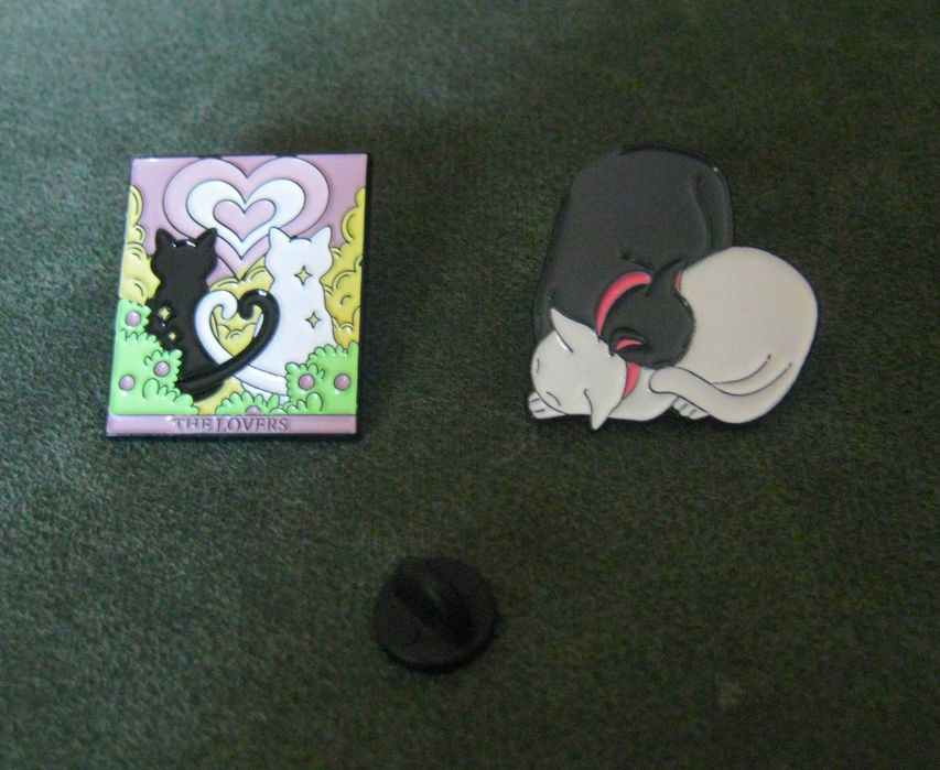 Pin Esmalte Gato Preto e Branco a Namorar NOVO