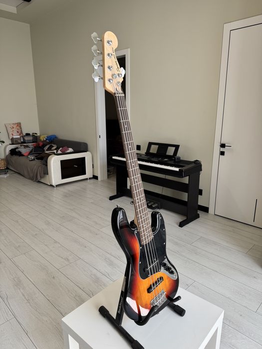 Бас Гітара SQUIER By FENDER  5 струнка!!!