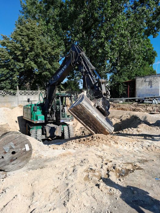 uslugi koparka Volvo 140 c prace ziemne szamba oczyszczalnie eko.