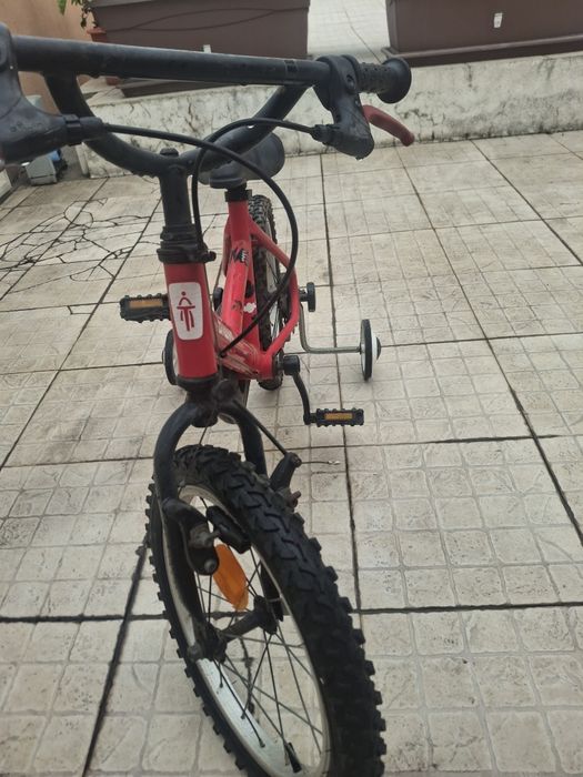 Bicicleta infantil vermelha da marca BTwin