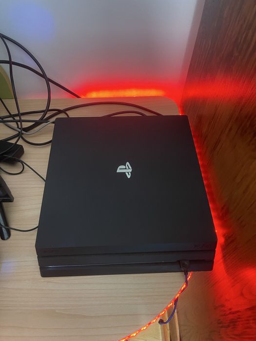 PS4 Pro 1TB + 2 Comandos Originais Sony + 2 Jogos