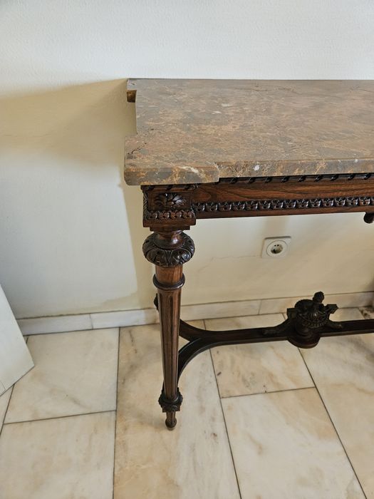 Mesa em madeira com tampo de mármore