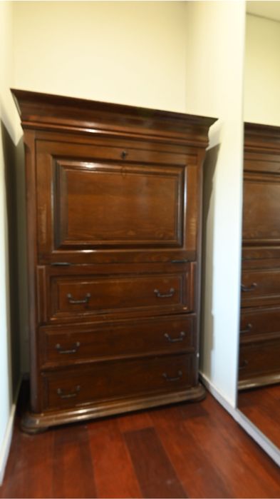 Secretária cómoda em madeira carvalho francês maciço. 149x96,5cm