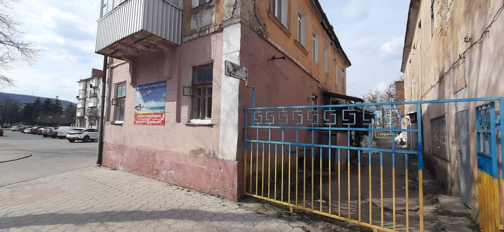 Продається 3 кімнатна квартира на 1му поверсі(Центр).)