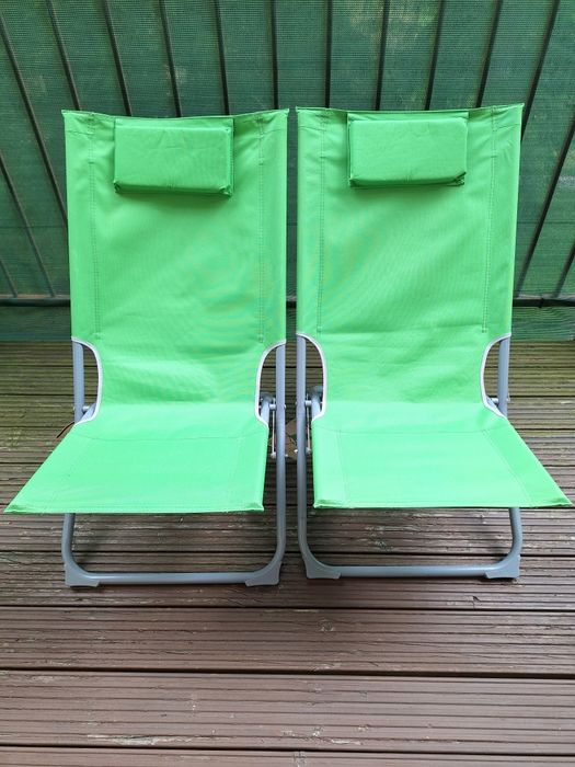 Dwa zielone leżaki używane