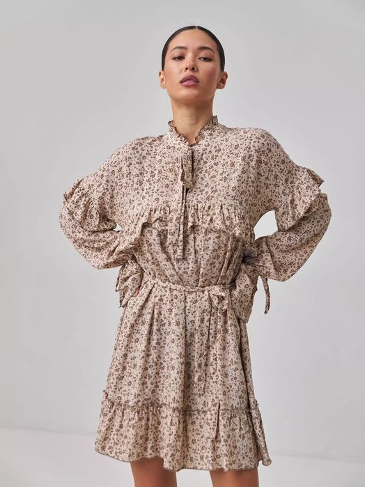 Легке літнє бежеве плаття з квітковим принтом з довгим рукавом