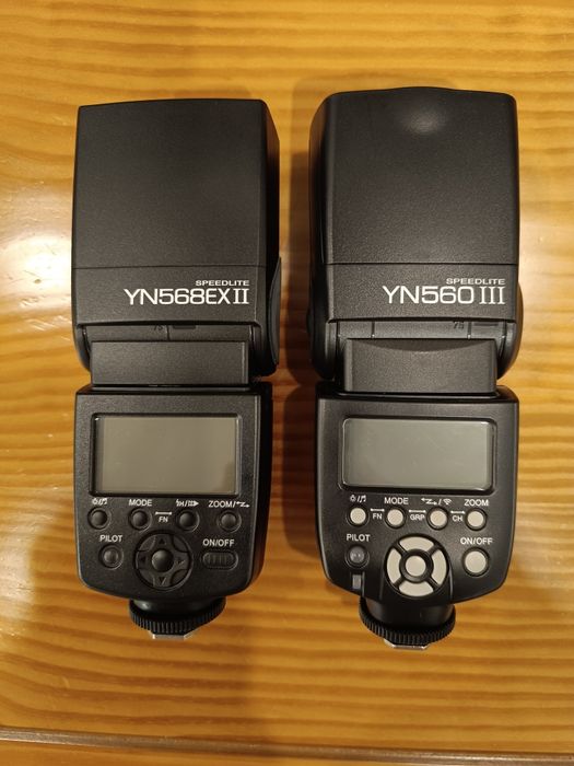 “2 flashes Yongnuo profissionais, pouco uso, totalmente funcionais.