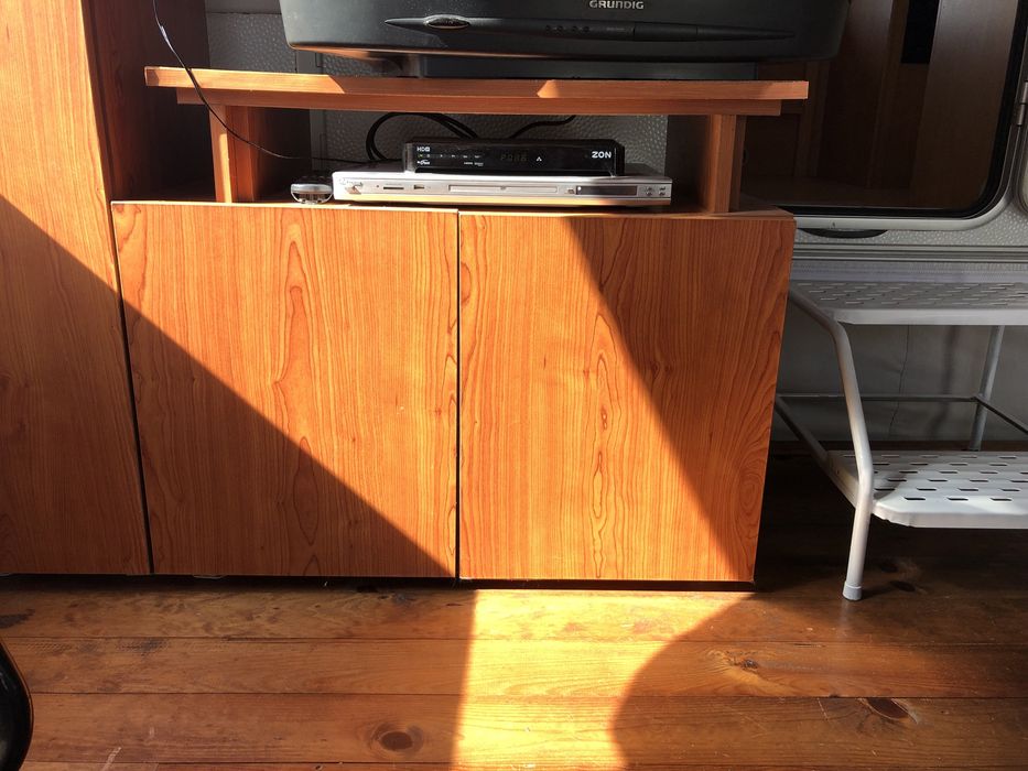 Aparador de 4 portas e móvel de apoio para tv