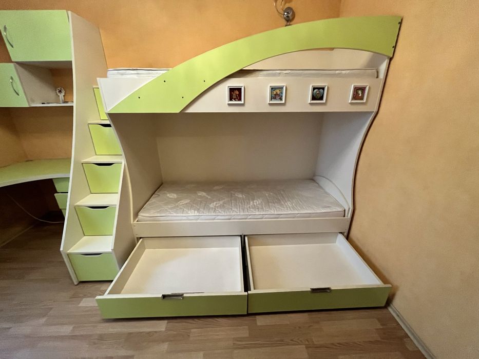 Коплект детской мебели .