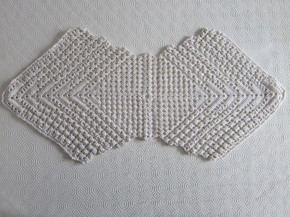 Napron Beje em Croché "Pesado" Feito à Mão 58X28cm