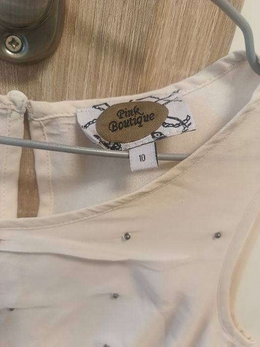 Zwiewna sukienka z dżetami perełkami