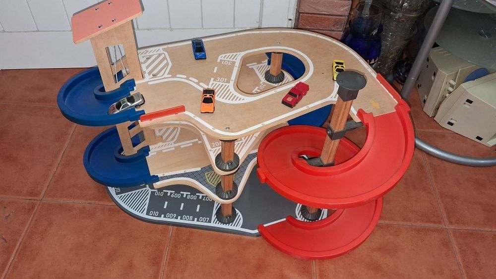 Pista com 5 carrinhos em madeira e pkastico