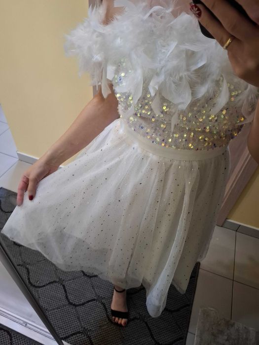 Biała błyszcząca sukienka panieński