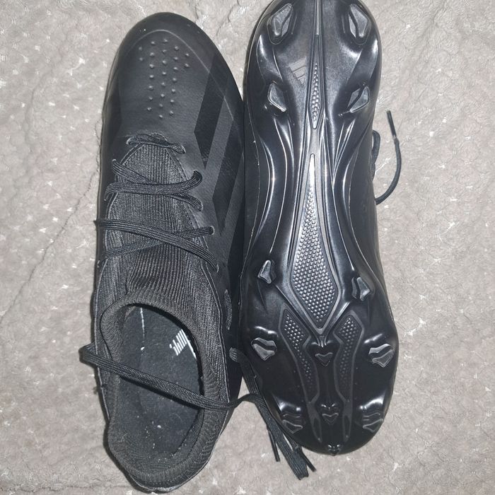 Buty sportowe do gry w pilke nozna firmy Adidas