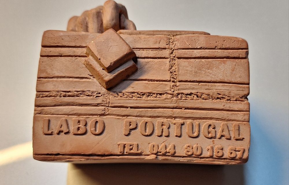 Pisa papeis em barro publicitário