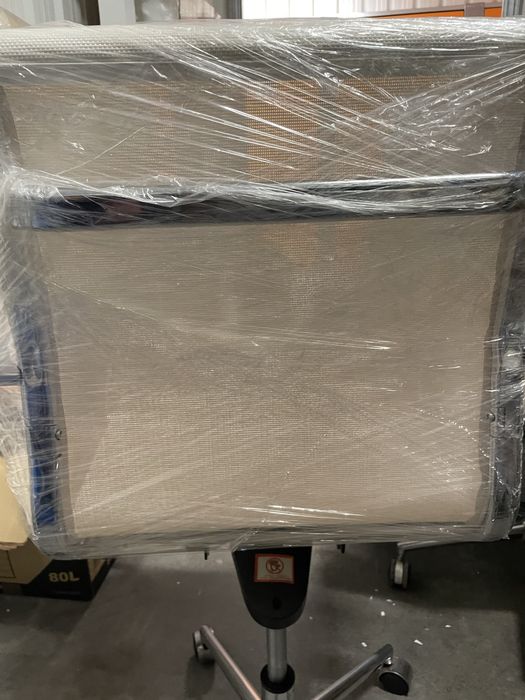 Cadeira escritorio design com rodas cromadas.