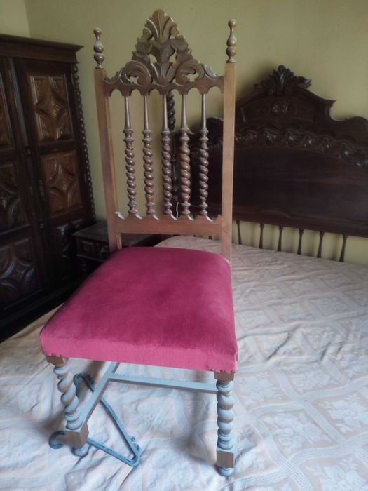 4 cadeiras antigas em madeira