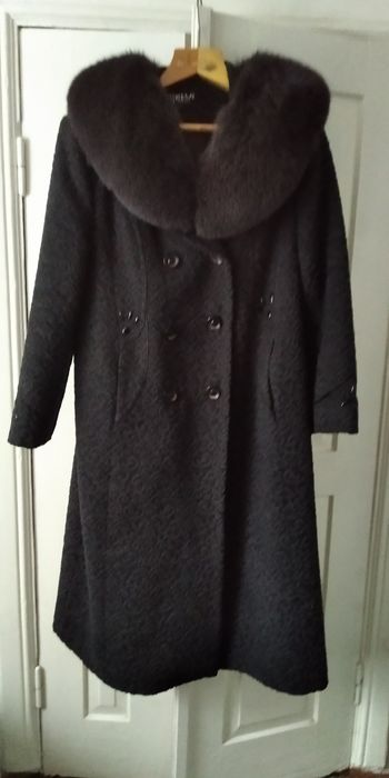 Пальто зимнее с песцовым воротником