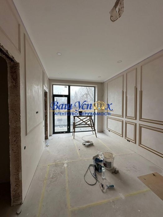 Продажа современного  дома с выходом на озеро. В городке.