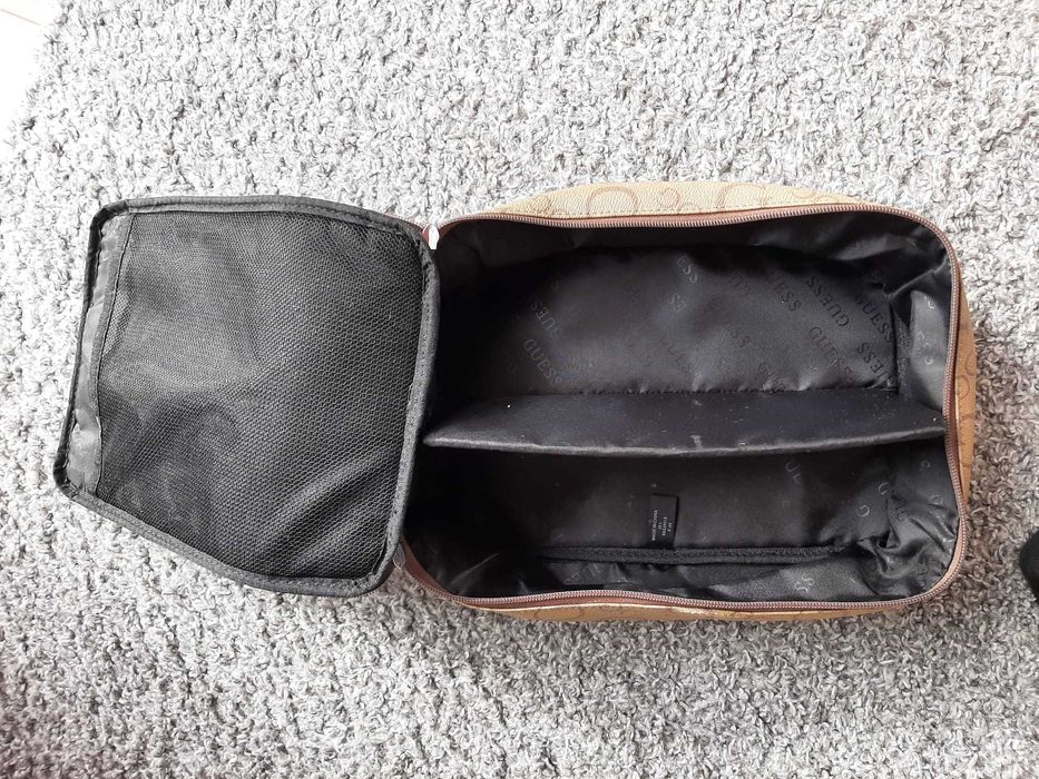 Kosmetyczka z organizerem marki Guess