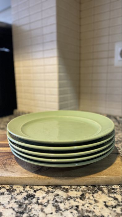 Pratos de loiça em verde