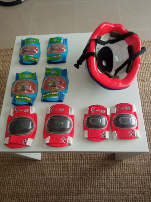 2 Capacetes + 2 pares de joelheiras + 2 pares cotoveleiras